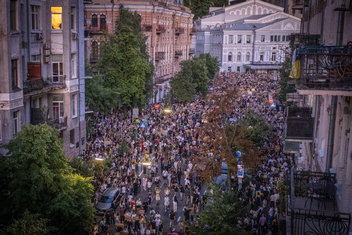 arabnews's tweet image. Ukrainians took to the streets in Kyiv on Wednesday to protest a law that curbs the power of anti-corruption agencies, warning the fight for #Ukraine’s democracy was taking place both on the battlefield and at home. arab.news/g3qw9
@ZelenskyyUa