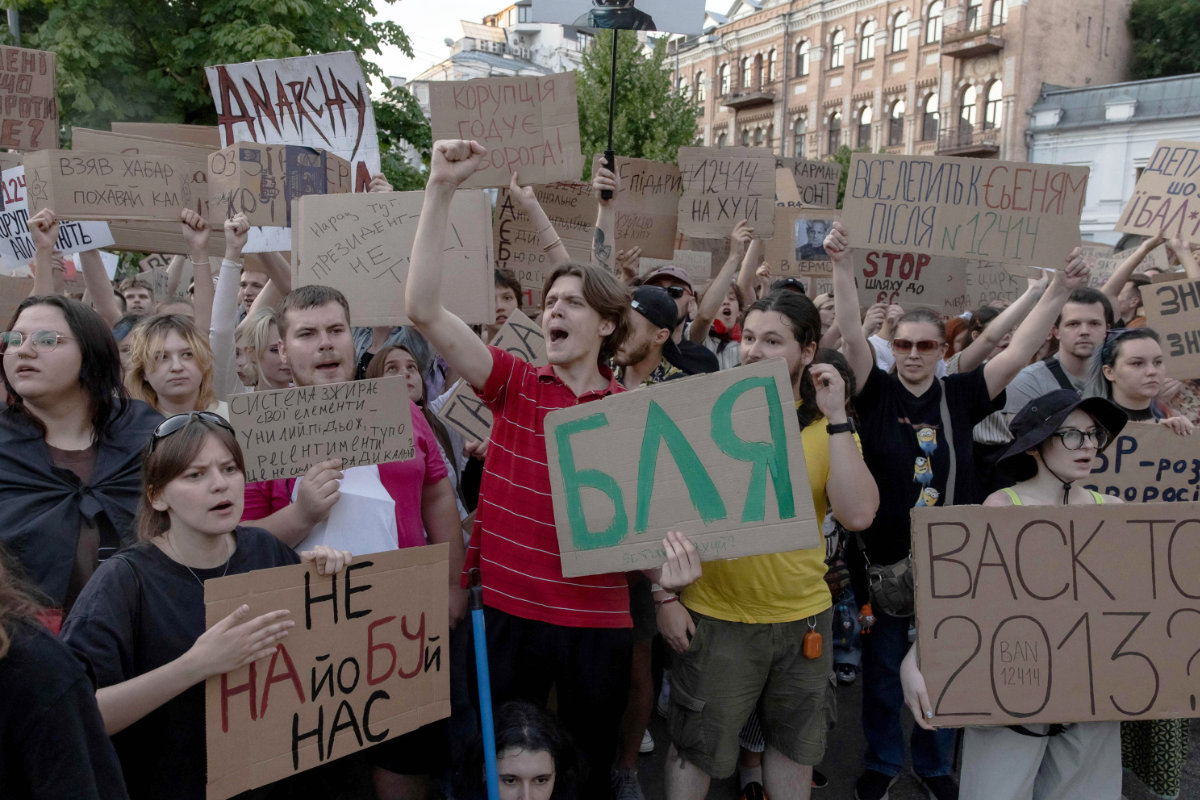 arabnews's tweet image. Ukrainians took to the streets in Kyiv on Wednesday to protest a law that curbs the power of anti-corruption agencies, warning the fight for #Ukraine’s democracy was taking place both on the battlefield and at home. arab.news/g3qw9
@ZelenskyyUa