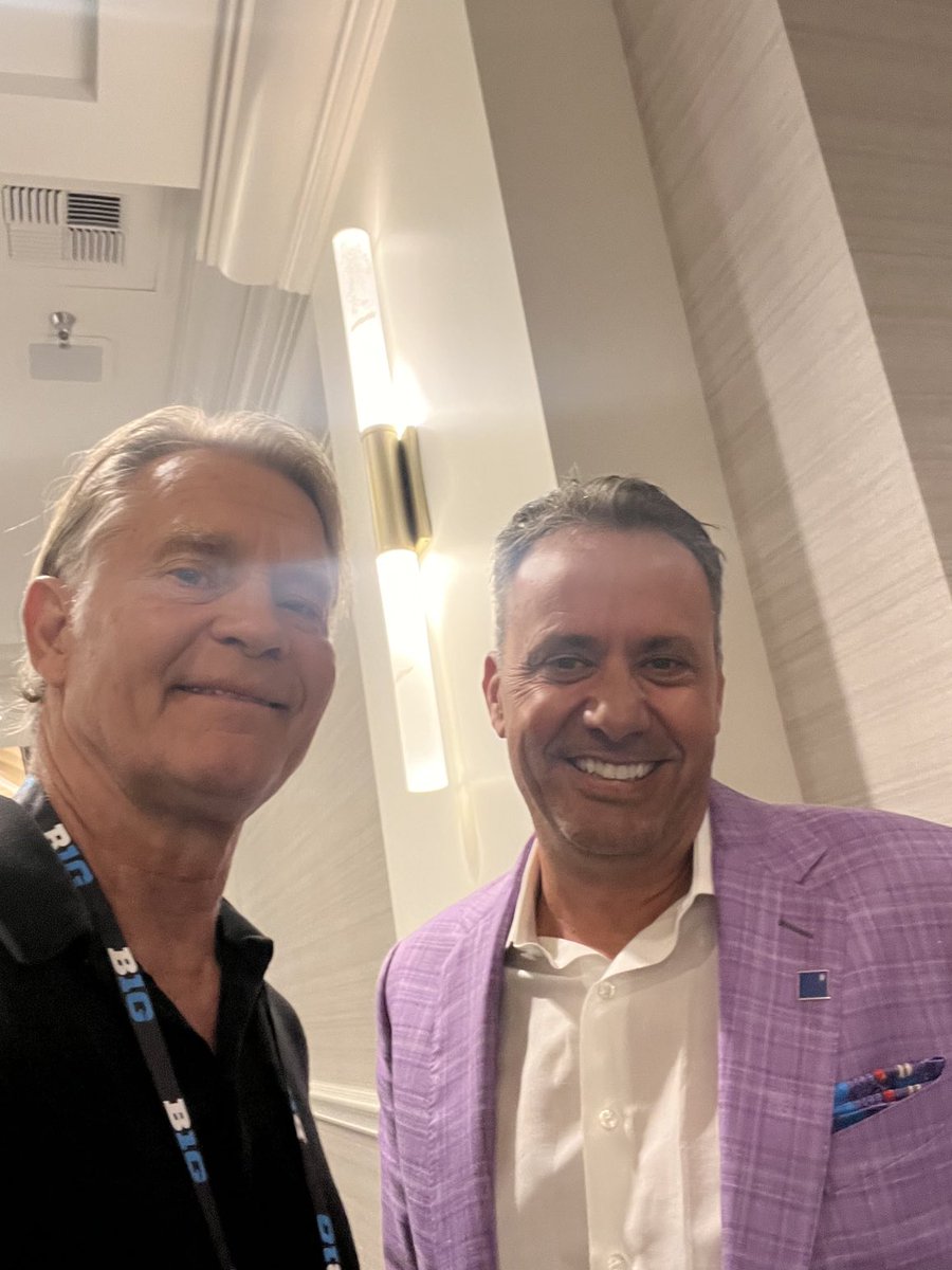 kenthomson87's tweet image. Good Times @MandalayBay @bigten #MediaDays @kenthomson87 @sportsxradio w/ HC #JeddFisch @UW_Football & @BadgerFootball HC #LukeFickell