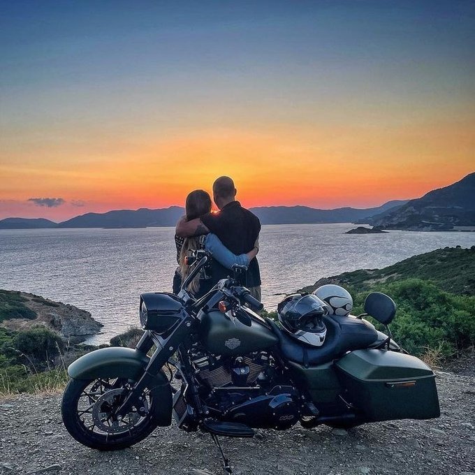 TotalMotorcycle's tweet image. Have a great Wednesday Night Riders!
....motorcycles... they are built for one, or two. :)