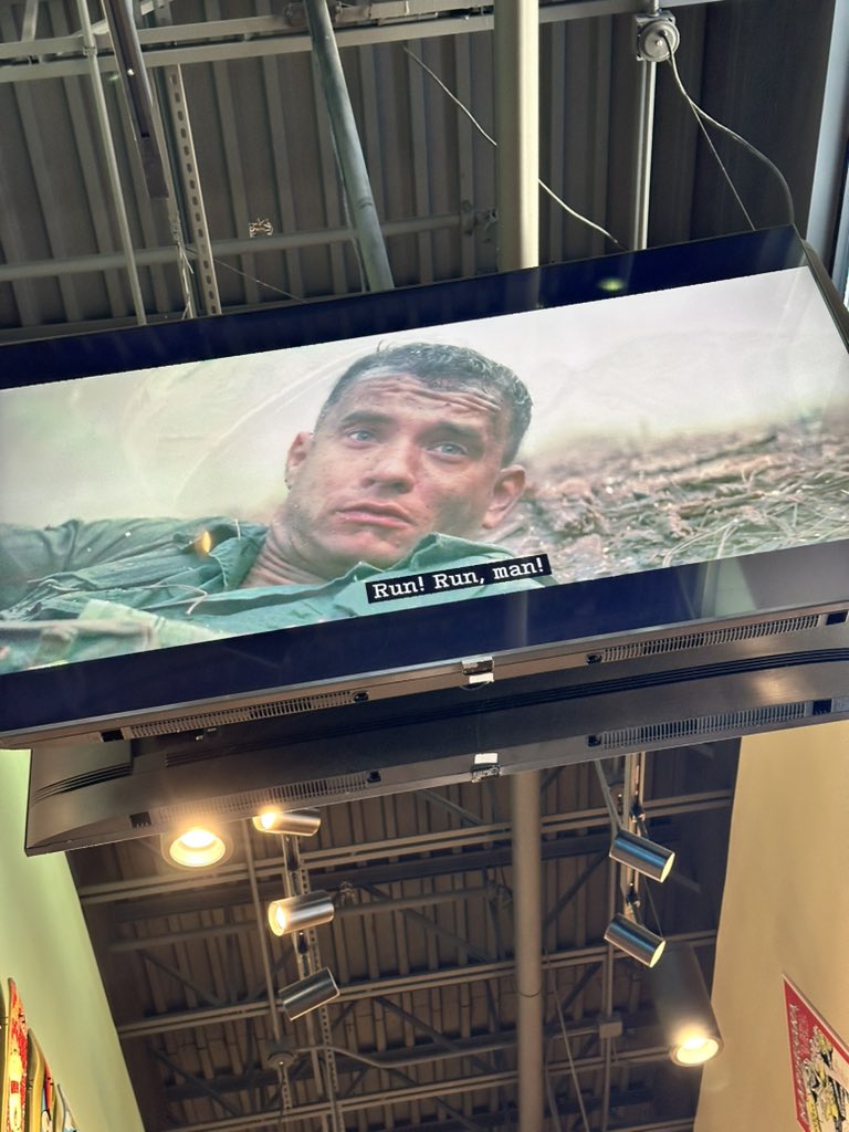 onecaressmp3's tweet image. dinner with my girlfriend but she’s been watching forrest gump behind me the entire time
