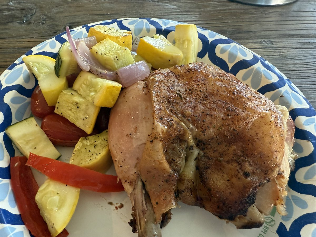 nogooddeed2's tweet image. Smoked chicken and roasted summer veggies. Tony’s and the Chupacabra rub from HEB with hickory smoke on the chicken.