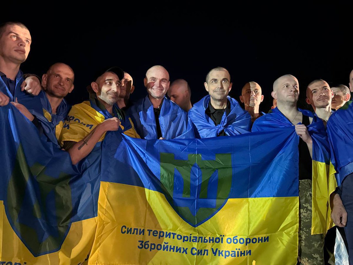 ukr_week_en's tweet image. 📣#Ukraine brought home a group of 🇺🇦defenders from Russian captivity tonight, as the 9th phase of the Istanbul exchange concluded. More than 1000🇺🇦 returned during these 3 rounds of negotiations, the largest swap.🇺🇦continues to advocate for a full-scale « all-for-all » exchange.