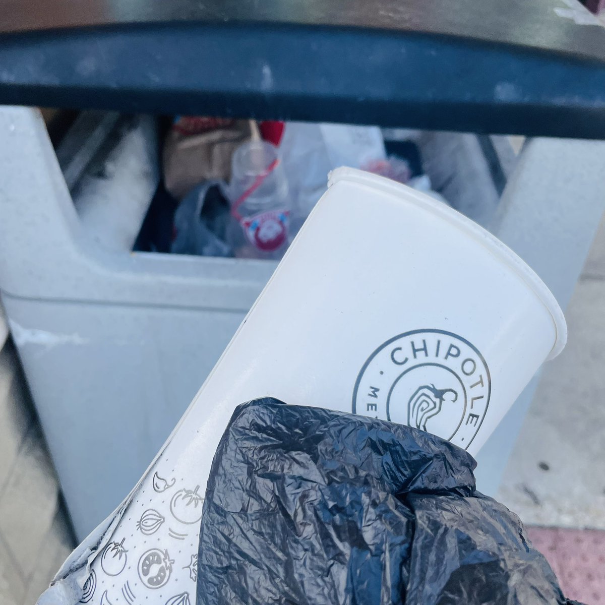 WorkforceJames's tweet image. 3,000-day #litterchallenge Day 2,146: Never Know What you’ll find under a shrub. D’oh!
Pickup: #Cup
🌎🚮🗑️🐶😎✋💚 x71
#AtLeastOneaDay #OreotheDog