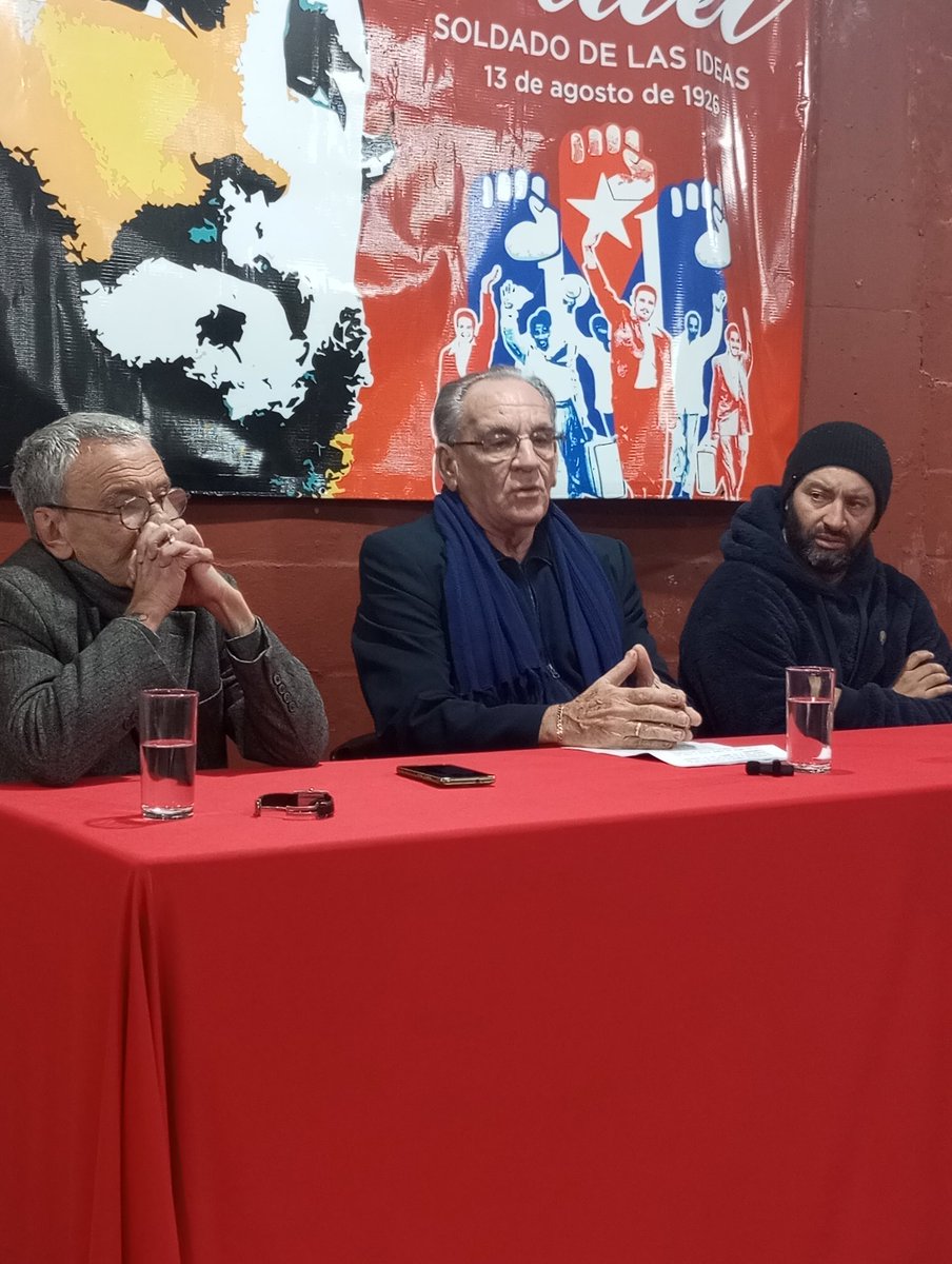 EmbaCubaUruguay's tweet image. En momentos en los que el mundo se encuentra en peligro, el ideario de #FidelPorSiempre es más necesario que nunca. Junto a compañeros del @pcumaldonado destacamos la vigencia de su pensamiento. @centrofidel