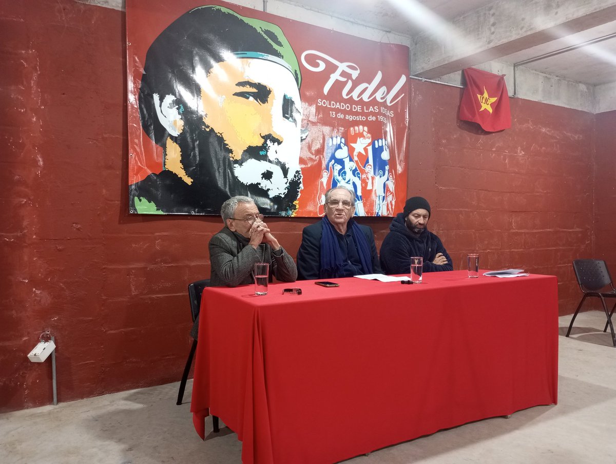 EmbaCubaUruguay's tweet image. En momentos en los que el mundo se encuentra en peligro, el ideario de #FidelPorSiempre es más necesario que nunca. Junto a compañeros del @pcumaldonado destacamos la vigencia de su pensamiento. @centrofidel