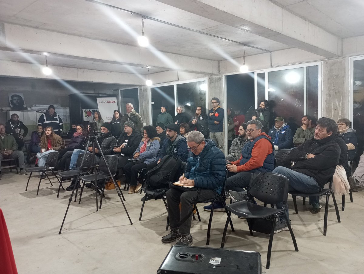 EmbaCubaUruguay's tweet image. En momentos en los que el mundo se encuentra en peligro, el ideario de #FidelPorSiempre es más necesario que nunca. Junto a compañeros del @pcumaldonado destacamos la vigencia de su pensamiento. @centrofidel