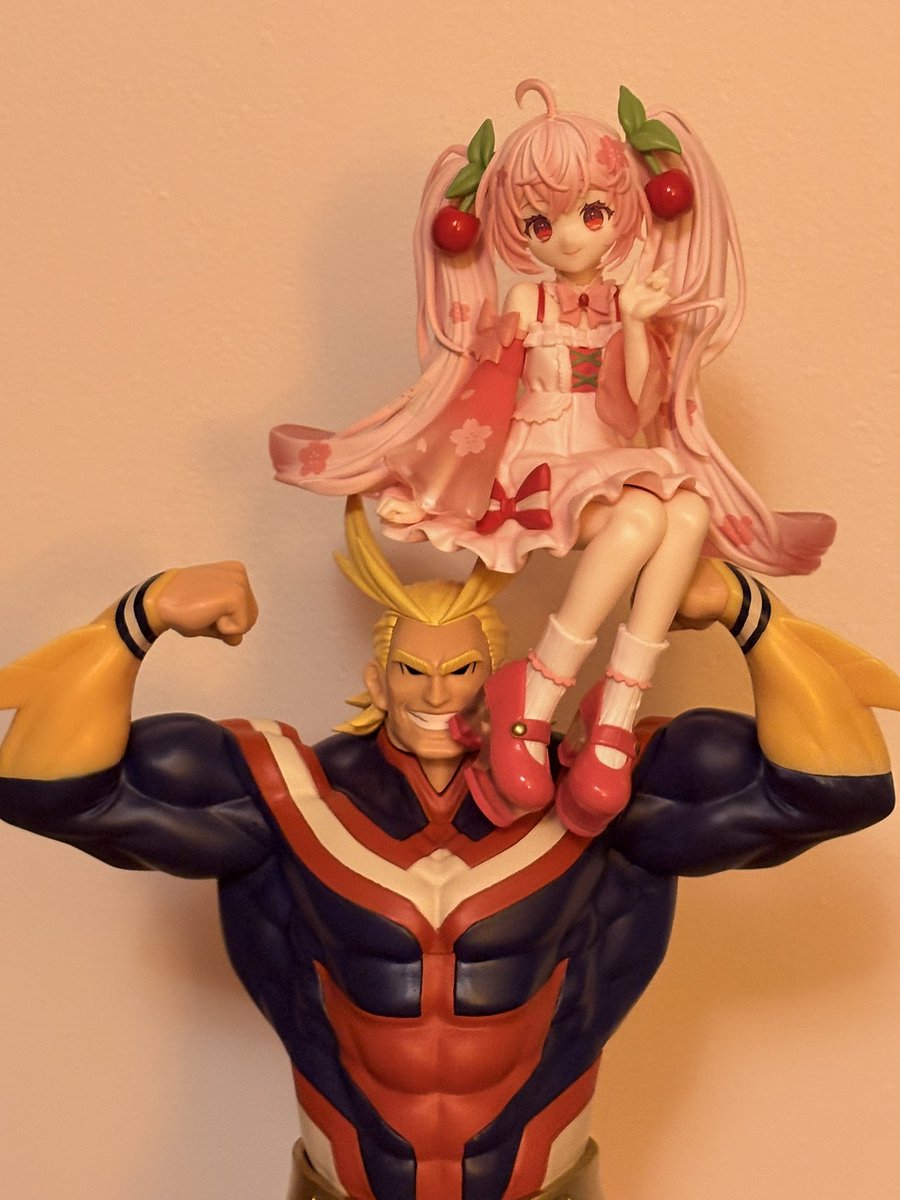 ravenstaag_'s tweet image. liz and i got some new figures. all might and his best friend miku!! :3