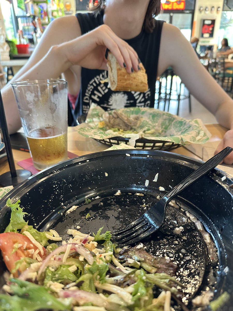 onecaressmp3's tweet image. dinner with my girlfriend but she’s been watching forrest gump behind me the entire time