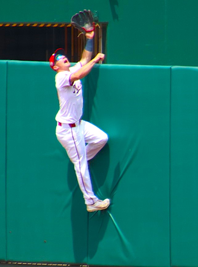 TalkNats's tweet image. Another angle on the HR robbery from Jacob Young was how the sun reflecting off of his glasses just added to the degree of difficulty.
(📸 by Marlene Koenig for TalkNats)
