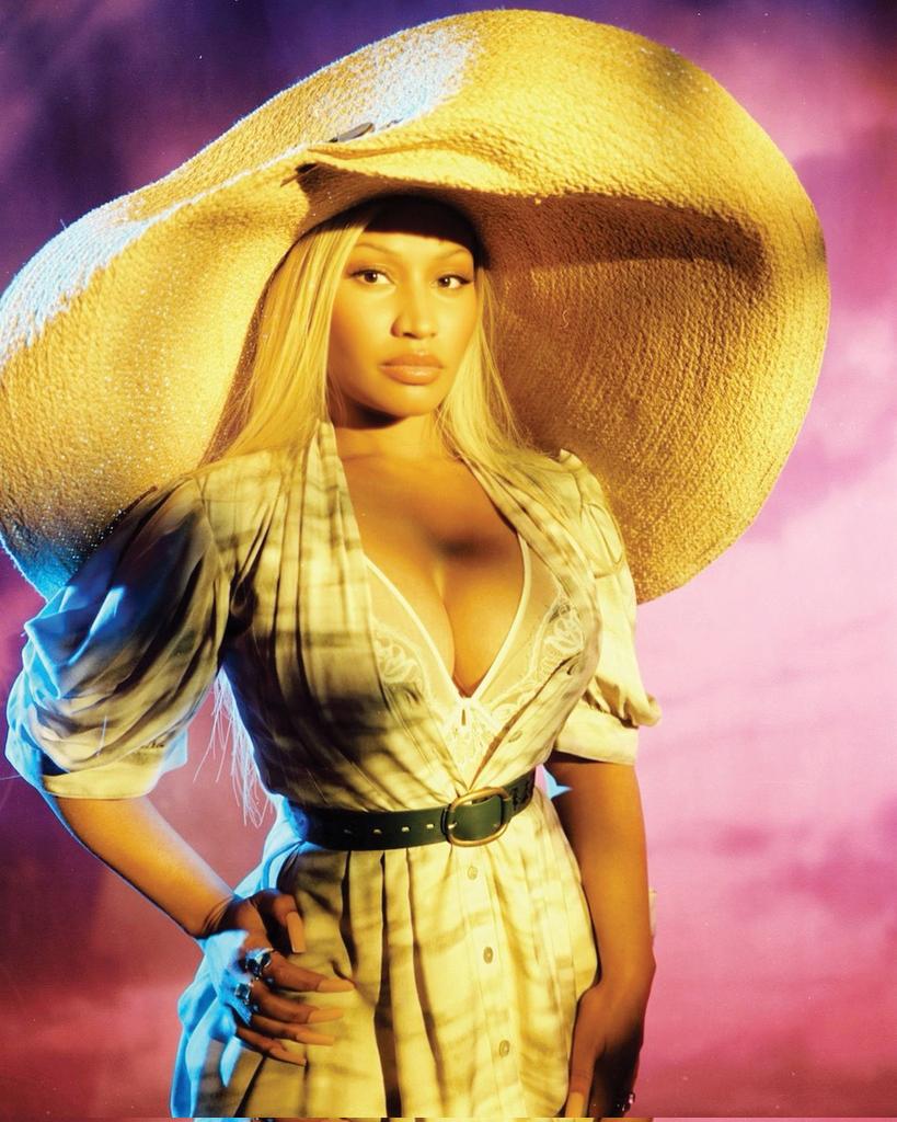ItsDrMaraj's tweet image. Her face stills exactly the same, other girls have a new face every two months 💀