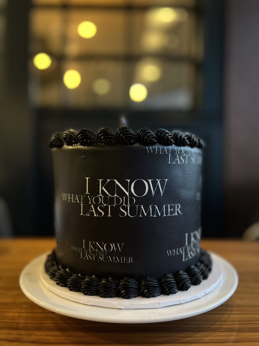 dario__papic's tweet image. They knew what I did for my birthday… and it was delicious. 🎂🔪 #IKnowWhatYouDidLastSummer
