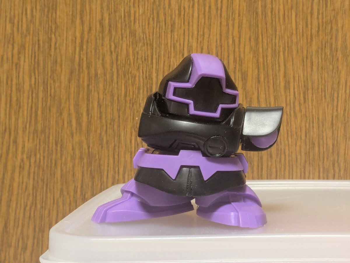 AosBjnMFQ2uA1oT's tweet image. SDドム
左足に荷重させるために胴体の取り付け角度を変更します。SDは少しオーバー気味に変更した方が分かりやすくて良いと思う。
この後ガッツリできた合わせ目を埋めるのが面倒くさい。
画像を見ていてプラ角棒を貼るのは上半身側にするつもりだったのを思い出した…