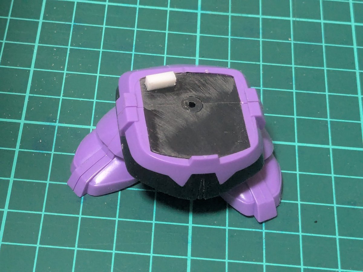 AosBjnMFQ2uA1oT's tweet image. SDドム
左足に荷重させるために胴体の取り付け角度を変更します。SDは少しオーバー気味に変更した方が分かりやすくて良いと思う。
この後ガッツリできた合わせ目を埋めるのが面倒くさい。
画像を見ていてプラ角棒を貼るのは上半身側にするつもりだったのを思い出した…