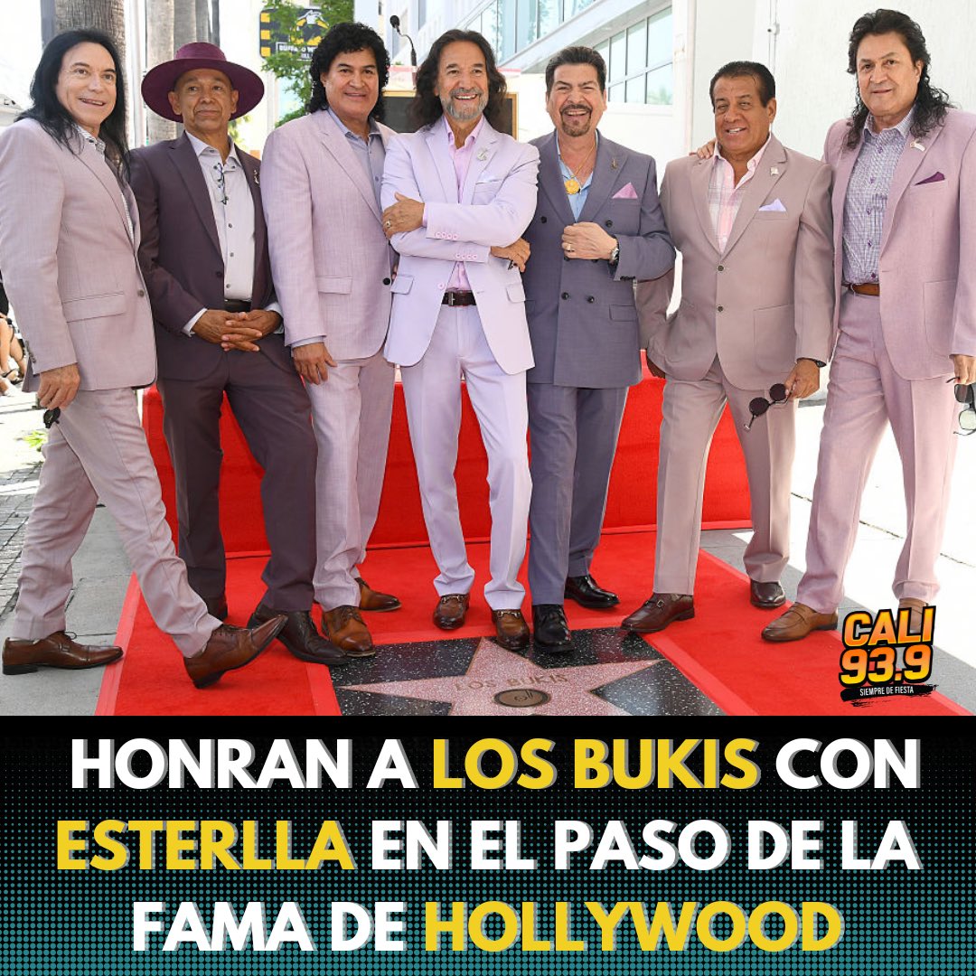 cali939's tweet image. . #losbukis dedicaron su estrella en el Paseo de la Fama a los inmigrantes ⭐️🏆👏 #hollywoodstar #walkoffame
📸: Getty