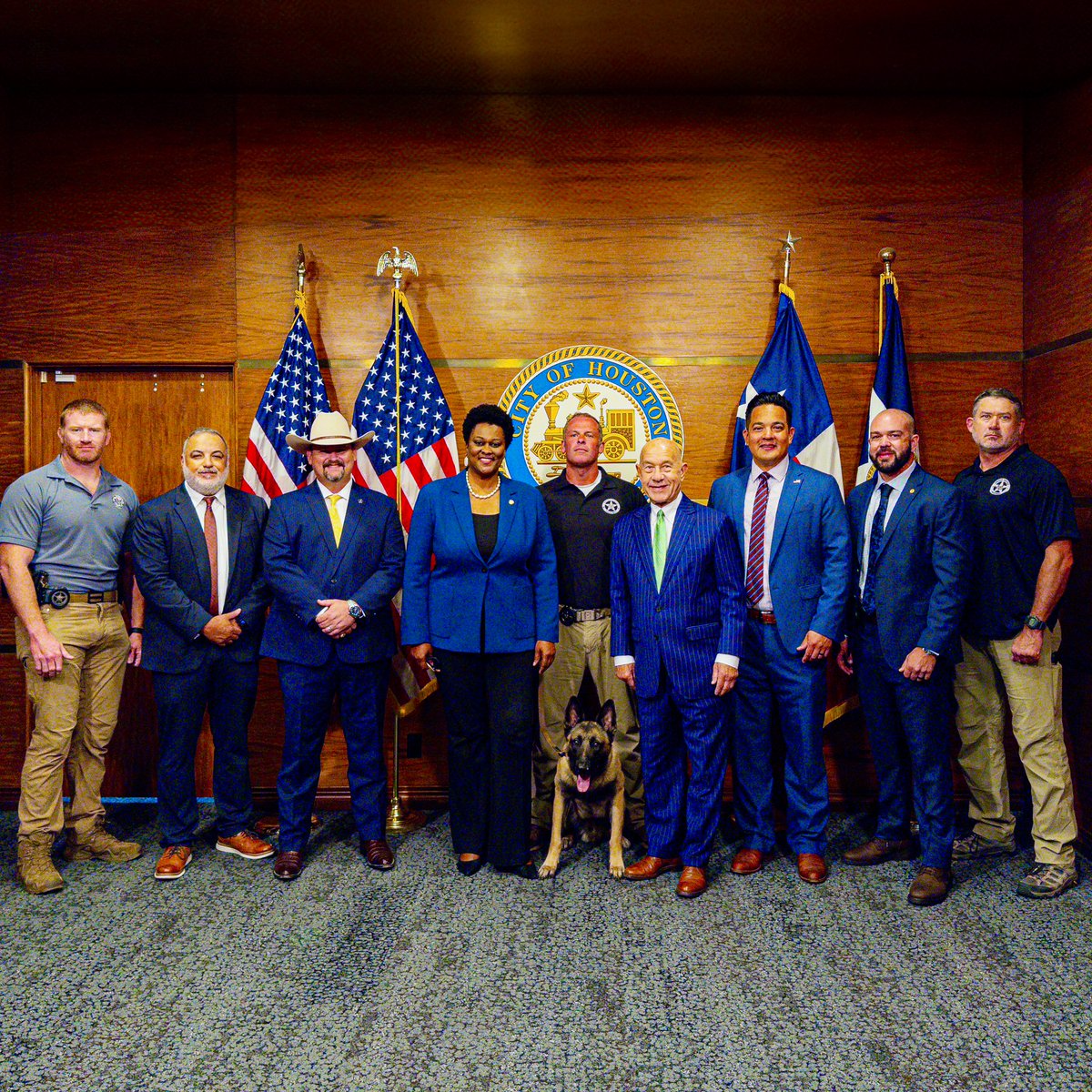 HoustonTX's tweet image. Today, @houmayor Whitmire proudly proclaimed it “U.S. Marshal K-9 Rocky Day” in the City of Houston.
While his handler avoids the spotlight, all praise belongs to Rocky, the brave Belgian Malinois who was shot twice while tracking down a suspect wanted in the killing of Brazoria…