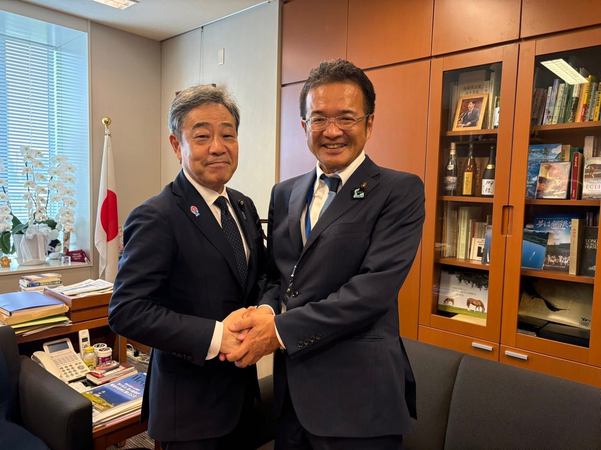 demachi1111's tweet image. おはようございます。
高岡市長として、
国土交通省、総務省、経済産業省等を
回ってきました。

それぞれの省庁の局長や課長の方に、高岡市の来年度予算の要望書を提出してきました。
震災復興、公共交通、まちづくりなど国の支援は不可欠です。
多くの方々にご挨拶し、高岡をアピールしてきました。…