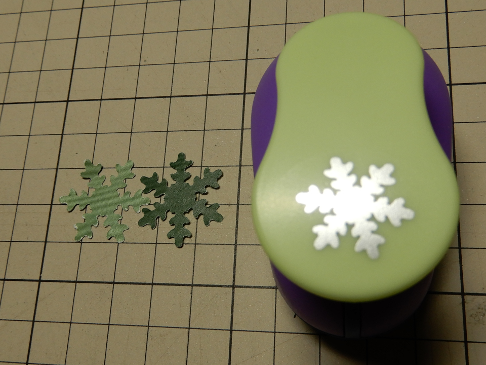 ペーパークラフト
雪の型を切り抜いて、木のミニチュアを作ってみた。