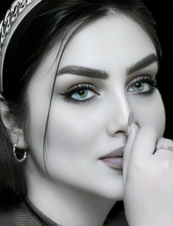 لعيــــونك اكتب حـرف واصــد عن حـرف
من خـــوف لاتجــرح حروفــــي شعـــورك

مافيّــــه احد يســـواك ياناعــس الطــــرف
 ولافيــــه احد عندي يســـاوي حضـــــورك