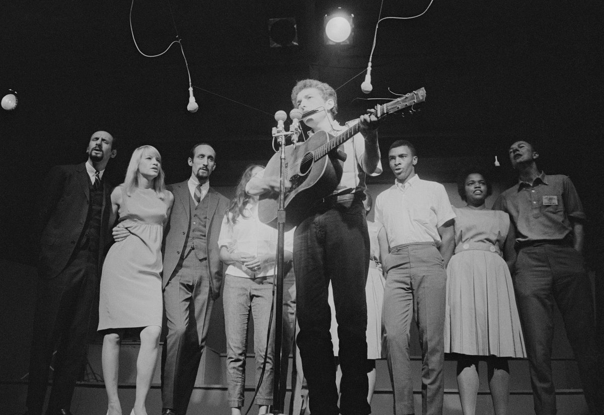 RollingStoneFra's tweet image. Le légendaire Newport Folk Festival, où Bob Dylan est passé à la guitare électrique, est le sujet deu documentaire « Newport & the Great Folk Dream », qui va bientôt sortir : rollingstone.fr/bientot-un-doc…