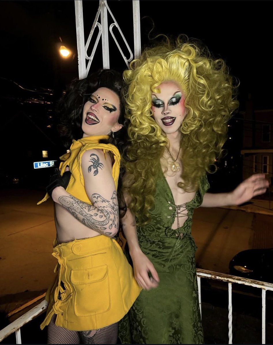 chuubobinha's tweet image. me: Damn i wish i could think of more ingredients for my burger
the beautiful mustard dollop and the delicious pickle slice: