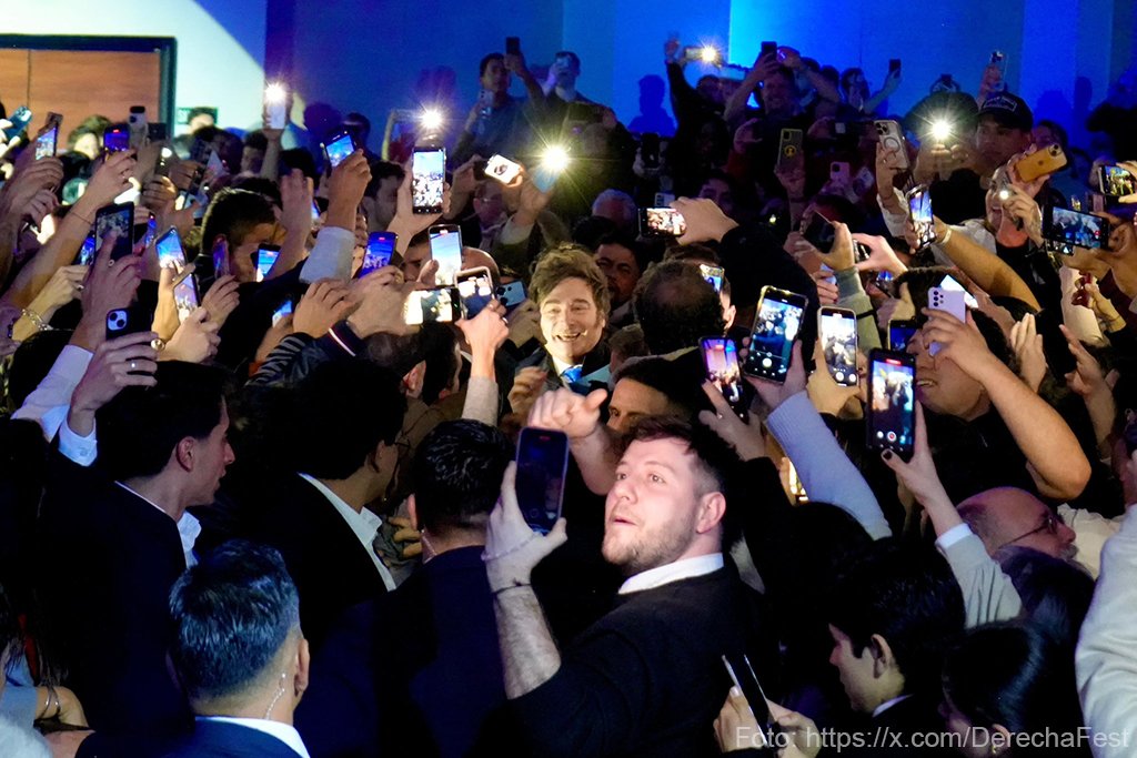 El fascismo avanza

👩🏻  La periodista de Página/12 Melisa Molina fue echada y amedrentada por personal de la Casa Militar mientras realizaba la crónica de La Derecha Fest.

✍️ Daiana Salvatore

👉 anccom.sociales.uba.ar/2025/07/23/el-…