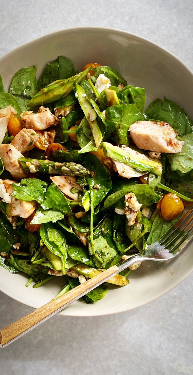 gsdreams's tweet image. Early bird 🐦 dinner… Spinach and Asparagus Salad with Grilled Chicken, Walnuts and Goat Cheese all tossed together in a Sweet Balsamic Dressing 🤤🤤🤤