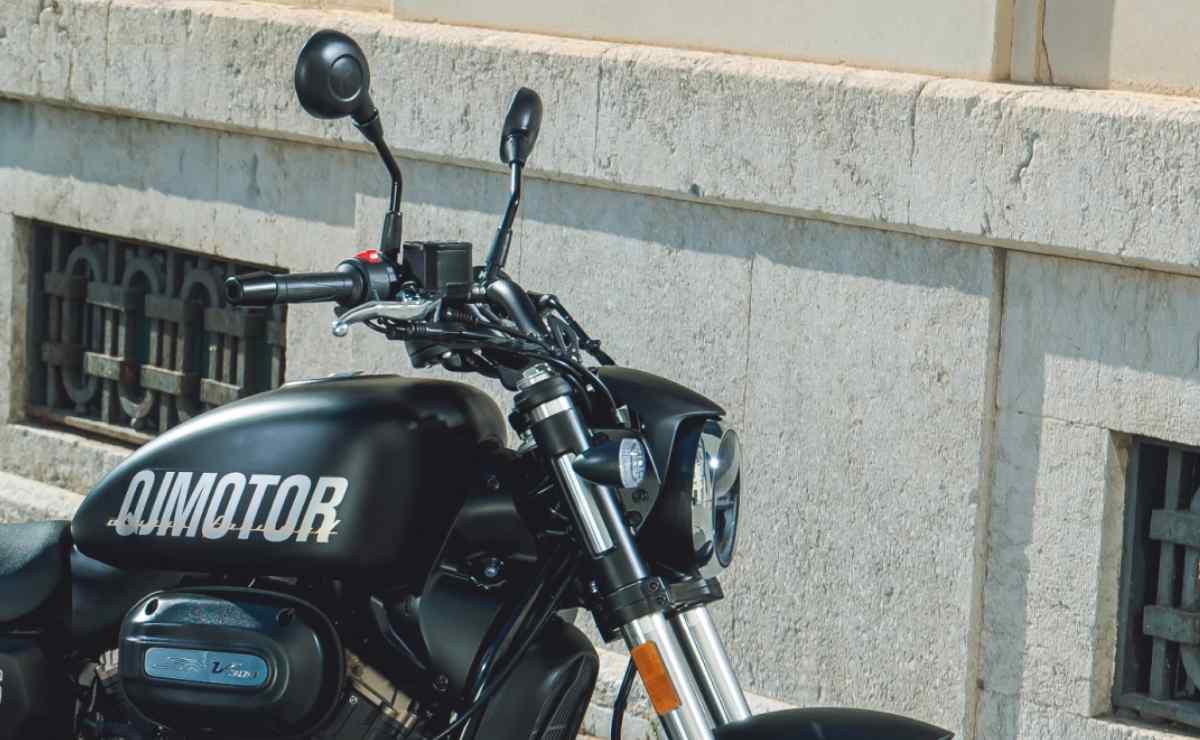 🚨 ¡Comparativa imperdible! 🚗🏍️

La QJMotor SRV 300 y la Honda Royal Enfield compiten cabeza a cabeza en diseño y potencia.

👉🏾 Ambas prometen innovación y eficiencia, pero ¿cuál lleva la delantera?

📍 Diseño clásico vs. moderno: ¿Cuál te gusta más?

Qué opinan? 👀

Más info