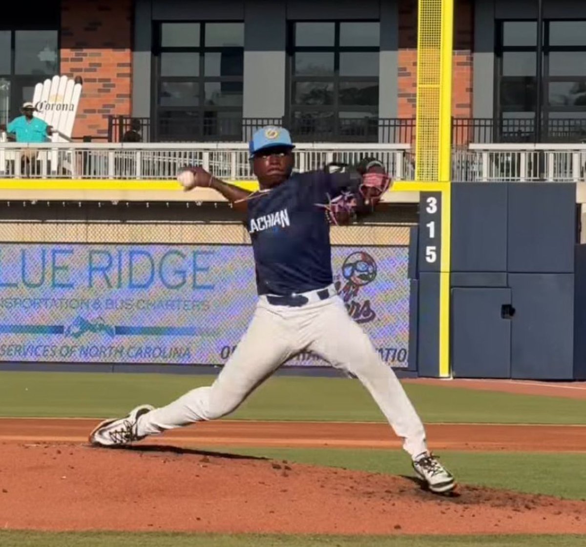 Donte Lewis (<a href="/KStateBSB/">K-State Baseball</a>) showed off 4 filthy pitches—including a 96 mph FB—and K'd a CNT hitter with a CH in his lone inning of work.

More on <a href="/DonteLewis18/">ᴅᴏɴᴛᴇ”ᴛʜᴇ ᴄʜᴏs͏ᴇɴ𝟷🤩”ʟᴇᴡɪs͏✞</a> from <a href="/JoeHealyD1/">Joe Healy</a>'s look at the <a href="/USABaseballCNT/">USA Baseball CNT</a> Prospects vs <a href="/AppyLeague/">Appalachian League</a> Select Team game.

🔗 d1ba.se/3GEAb7d