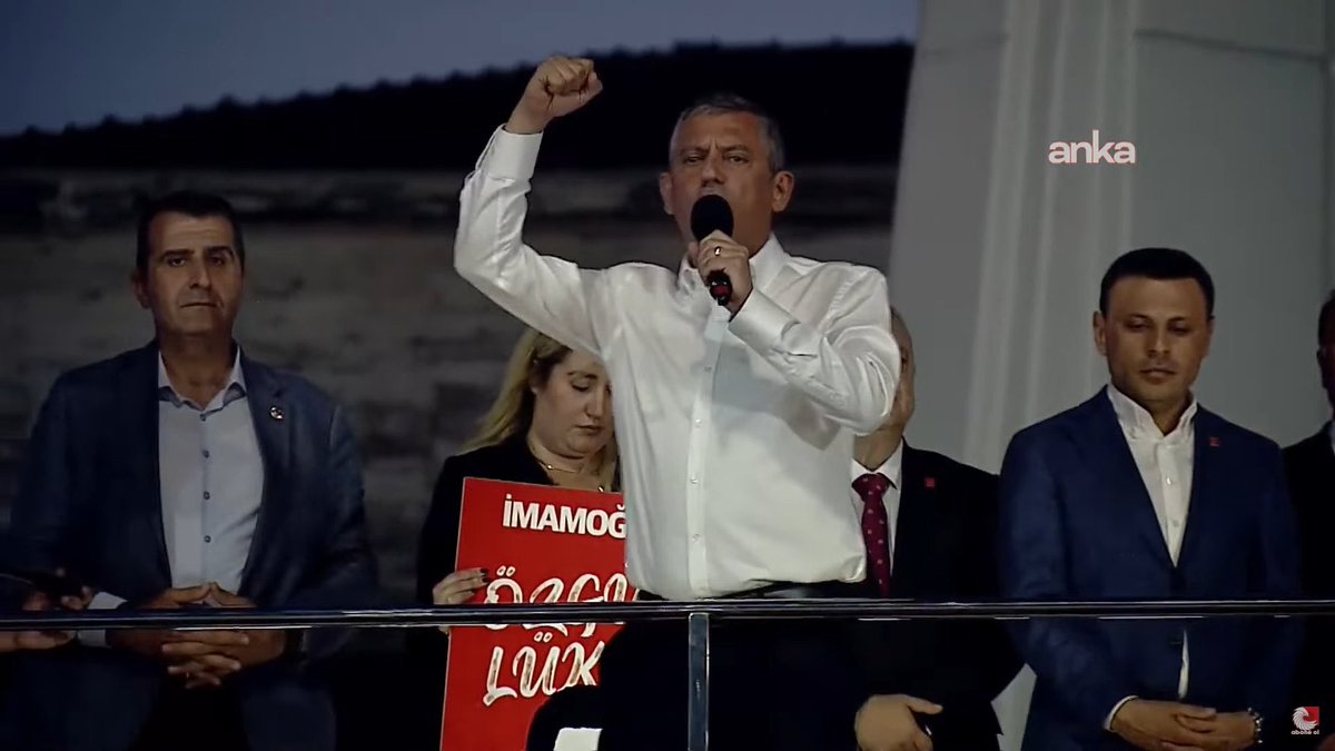 gazetepencere's tweet image. Özgür Özel, Eskişehir'de hayatını kaybeden orman işçilerini andı:
💬"Ne bazı mesleklerin fıtratında ölüm var ne de orman yangınıyla mücadele ederken şehit vermenin izahı var."
💬"Bu sorumsuzluğun, kötü yönetimin hesabını bu millet soracak elbet!"
gazetepencere.com/gundem/chpden-…