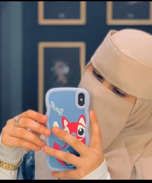 تخفي بين ضلوعها مدينة كاملة من الذكريات 
وحين تضحك  ......
يمر الحزن خفيفا ....
كأنه يعتذر لها ........🪽 🤍
#مساء_الخير_والسعاده_للجميع 
#أمنية
