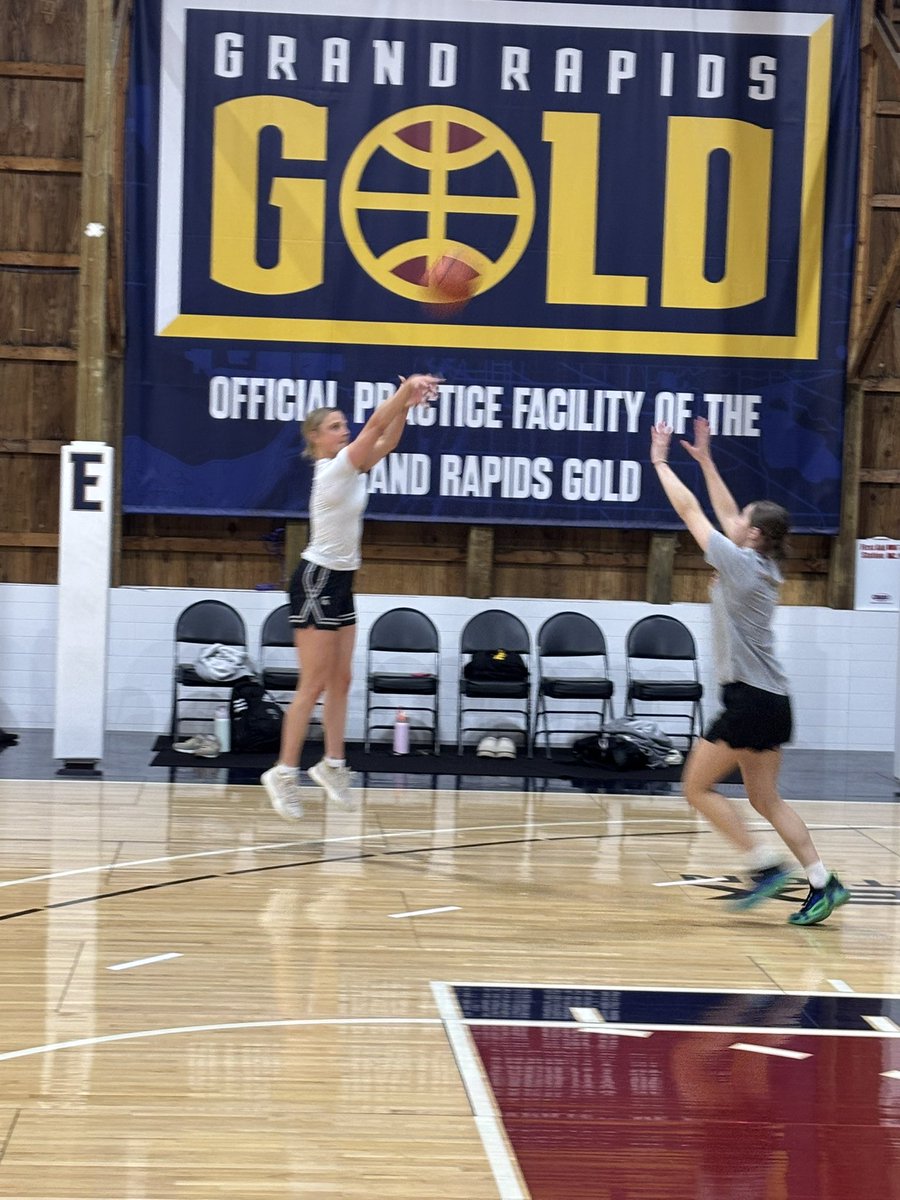 secorsig's tweet image. Join the #MakeShotsMembership!!!
Just finished AAU season and want to continue or improve where your shot is? A lot of different player/family friendly options to become a member
- free trial workout
- drop-in opportunities
- fall memberships
- 6-month (Sept-Feb) memberships