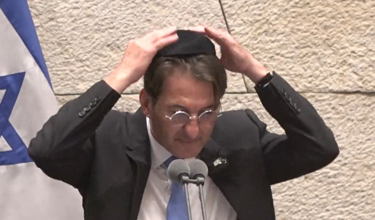 droreydar's tweet image. די עם ההסתה השטחית. לא מדובר ב&quot;חוק השתמטות&quot; אלא בחוק היסטורי שבמסגרתו יגויסו חרדים רבים יותר מאלה המשרתים כיום. 
נכון לעכשיו, מעט חרדים מתגייס בשל מחסום התודעה בחברה החרדית מפני השירות הצבאי. החוק המדובר יביא כעשרת אלפי מתגייסים חרדים בתוך כשנתיים, ועוד רבים רבים בשנים הבאות. 
די…
