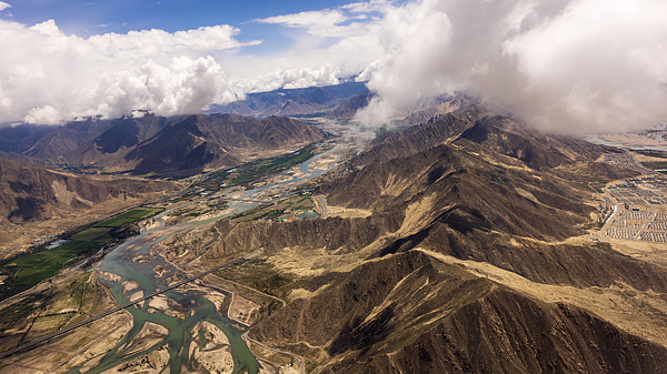 ChineseEmbinUS's tweet image. 🟢 To build the hydropower project in the lower reaches of the #YarlungZangboRiver is fully within China’s sovereignty. The project aims to speed up clean energy development, improve local people’s life, and proactively respond to climate change.
🟢 #China acts with a high…