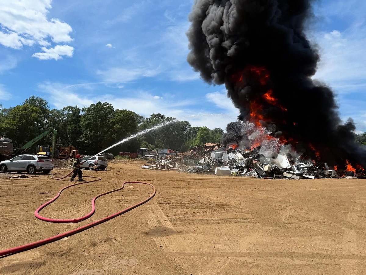 wpri12's tweet image. Photos from Excel Recycling on Charlotte White Road in Westport show plumes of thick black smoke and vibrant flames pouring from a large pile of recyclable materials. Story: wpri.com/news/local-new…
(📸: Westport FD)