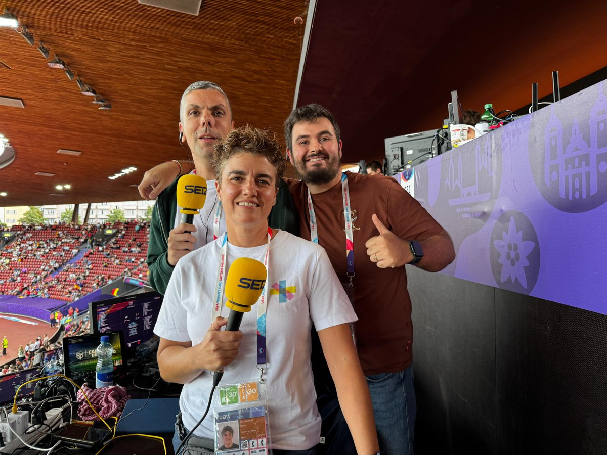 Carrusel Deportivo (@carrusel) on Twitter photo 📻🏆#WEURO2025 EN DIRECTO ‼
🏟 Zúrich
⚽ALEMANIA - ESPAÑA
🗣 Narra <a href="/jacobobuceta/">Jacobo Buceta</a>
🎤 Inalámbrico <a href="/lussonia/">Sonia Lus</a>
🎙 Dirige <a href="/alvarobenitolb/">Álvaro Benito</a>
👥 Con <a href="/laiacodina5/">Laia Codina Panedas</a>, <a href="/FerminSuarez03/">Fermín Suárez</a> y <a href="/Juligv_8/">Juli Garcia</a>
📣 #VARMan <a href="/itu_edu/">Eduardo Iturralde</a>
🔌 Técnica: <a href="/borjagonzalezn/">Borja González Núñez</a>
🔴 Directo: youtube.com/watch?v=L9yFo2… 📻🏆#WEURO2025 EN DIRECTO ‼
🏟 Zúrich
⚽ALEMANIA - ESPAÑA
🗣 Narra <a href="/jacobobuceta/">Jacobo Buceta</a>
🎤 Inalámbrico <a href="/lussonia/">Sonia Lus</a>
🎙 Dirige <a href="/alvarobenitolb/">Álvaro Benito</a>
👥 Con <a href="/laiacodina5/">Laia Codina Panedas</a>, <a href="/FerminSuarez03/">Fermín Suárez</a> y <a href="/Juligv_8/">Juli Garcia</a>
📣 #VARMan <a href="/itu_edu/">Eduardo Iturralde</a>
🔌 Técnica: <a href="/borjagonzalezn/">Borja González Núñez</a>
🔴 Directo: youtube.com/watch?v=L9yFo2…