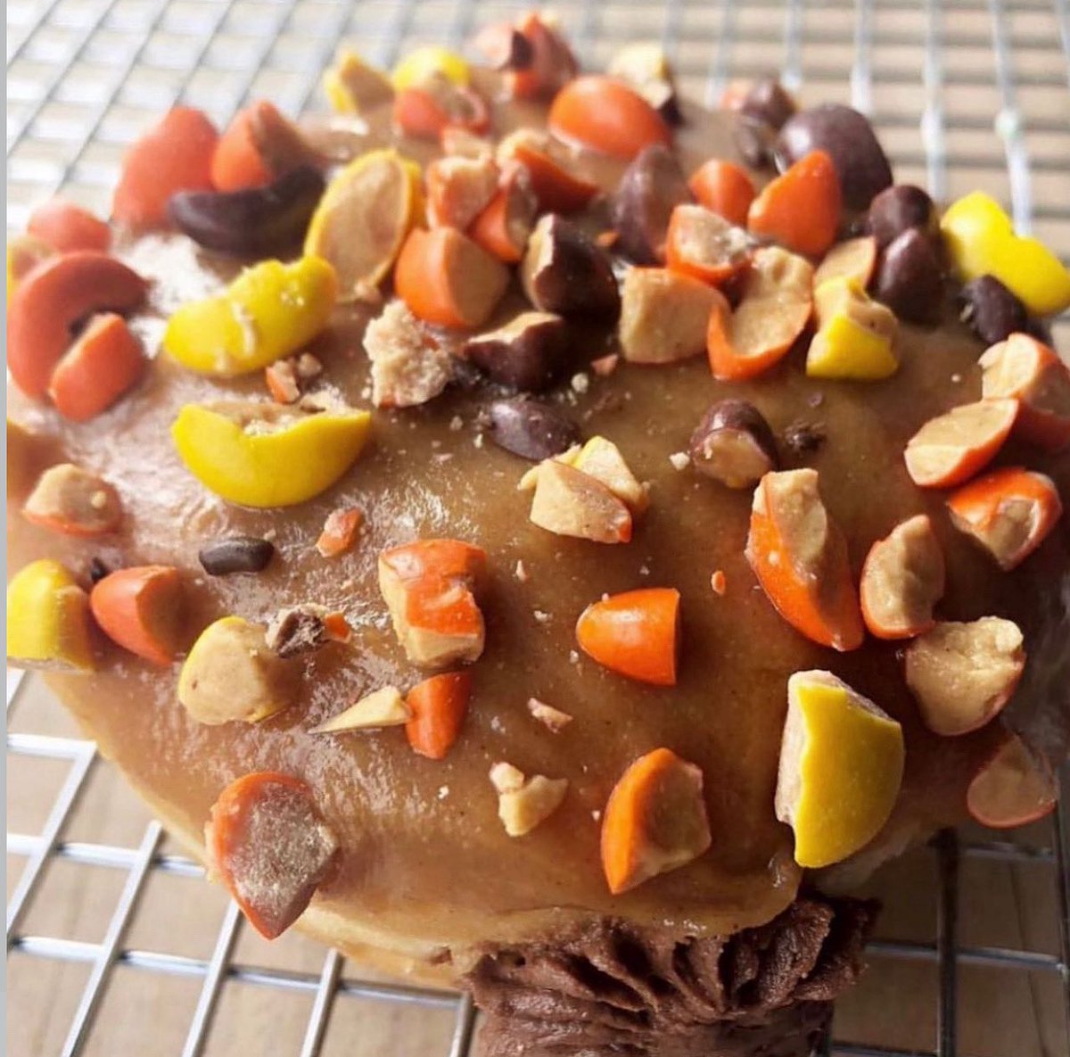 “Fill It” Friday Presents 👇 
Reece’s Pieces Explosion 💥 
Our yeast shell filled with chocolate buttercream, dipped in peanut butter glaze topped with chopped Reece’s pieces. Limit 8 per person. Shop opens at 7 am. See you Friday. #reecespieces #donuts #syracuseny