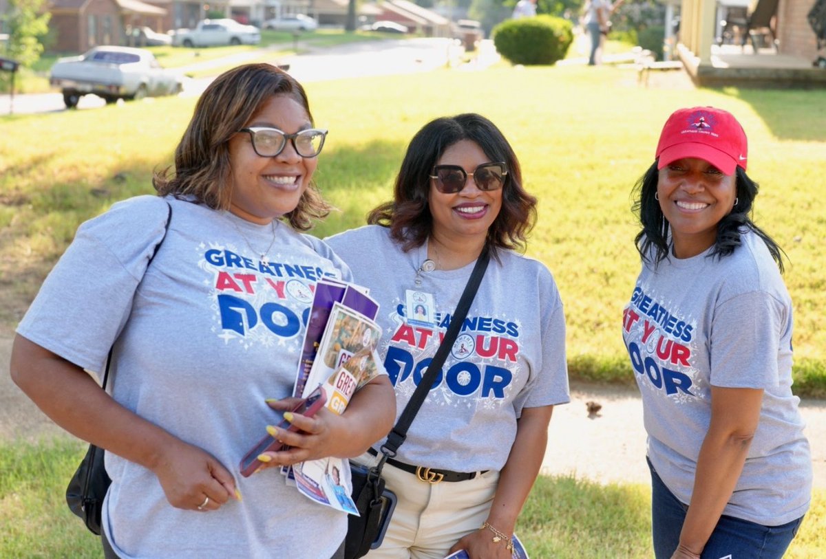 MSCSK12's tweet image. Today we had the pleasure of visiting families in the Frayser and Northaven communities.

Interim Superintendent Dr. Roderick Richmond, board members, senior and district leaders, and the enrollment team located truant and chronically absent students to make sure they are…