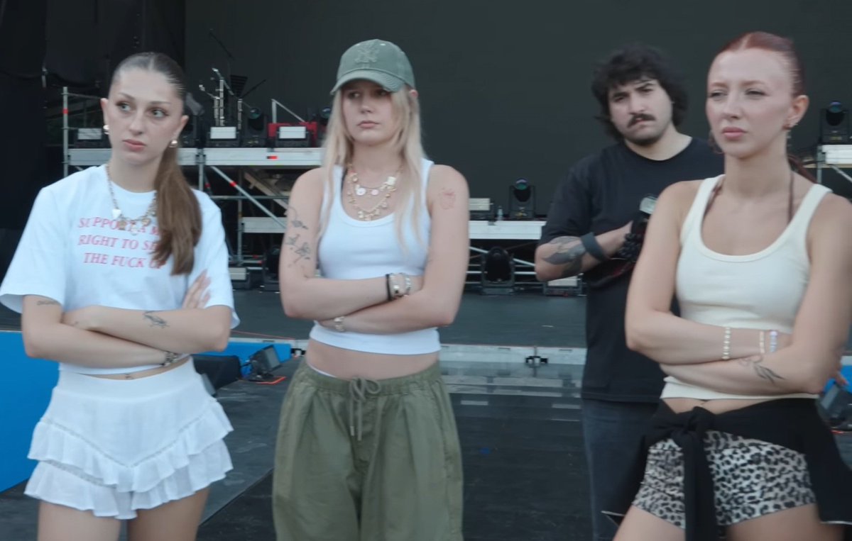 kanka biraz gulumse erkekler pozitif kizlari sever
biz: