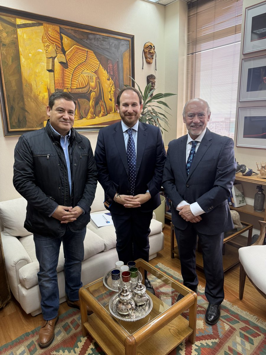 Hoy nos reunimos con el Senador Iván Flores, presidente de la Comisión de Salud del Senado, y con Max Luksic, alcalde de Huechuraba y presidente de la Comisión de Salud de la ACHM, para abordar en conjunto los desafíos que enfrenta la atención primaria de salud en todo el país.