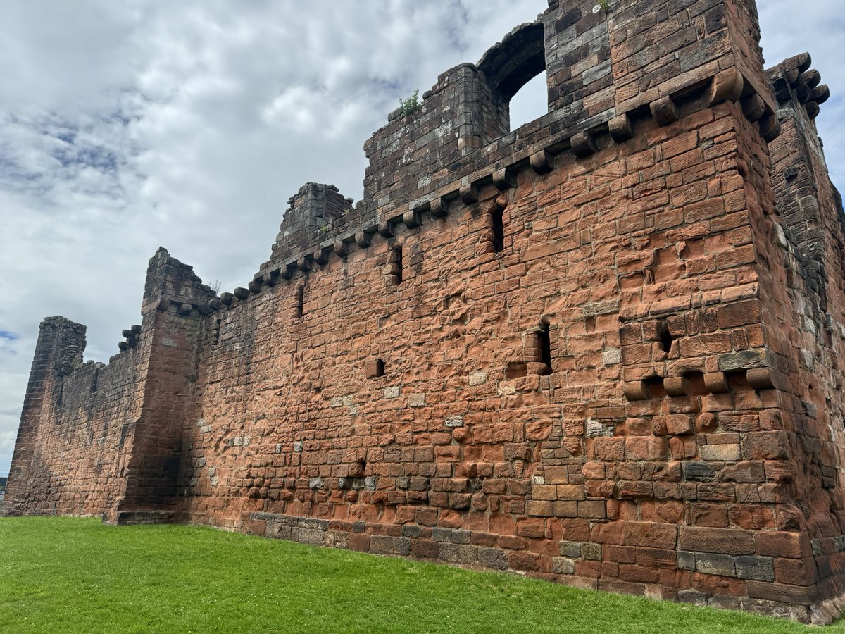View of the high wall at Penrith Castle, Cumbria 🏴󠁧󠁢󠁥󠁮󠁧󠁿 #wallsonwednesday