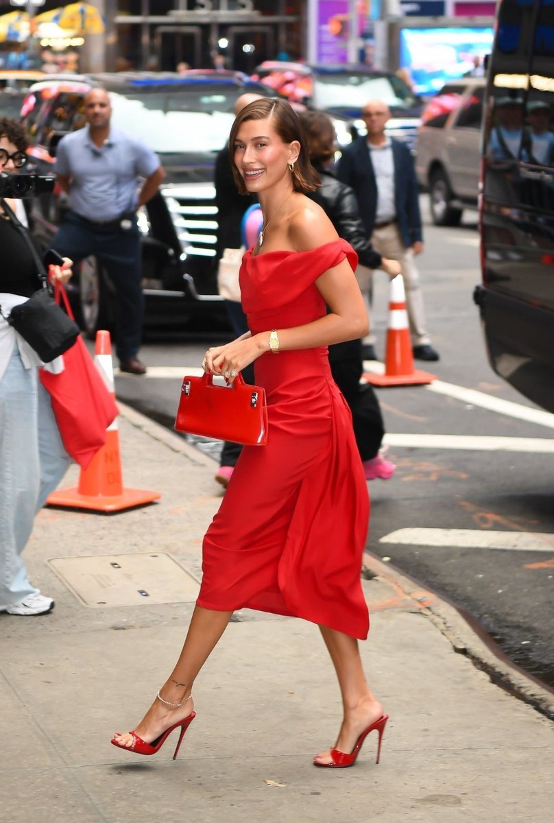 ithrhode's tweet image. Hailey Bieber spotted filming scenes for ‘The Devil Wears Prada 2’ in New York City today.