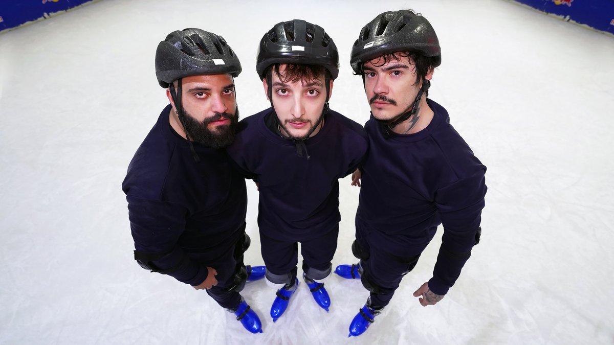 FIZEMOS UMA AULA DE PATINAÇÃO NO GELO

pra mim o mais dificil até hoje, vai la assistir no balelinha