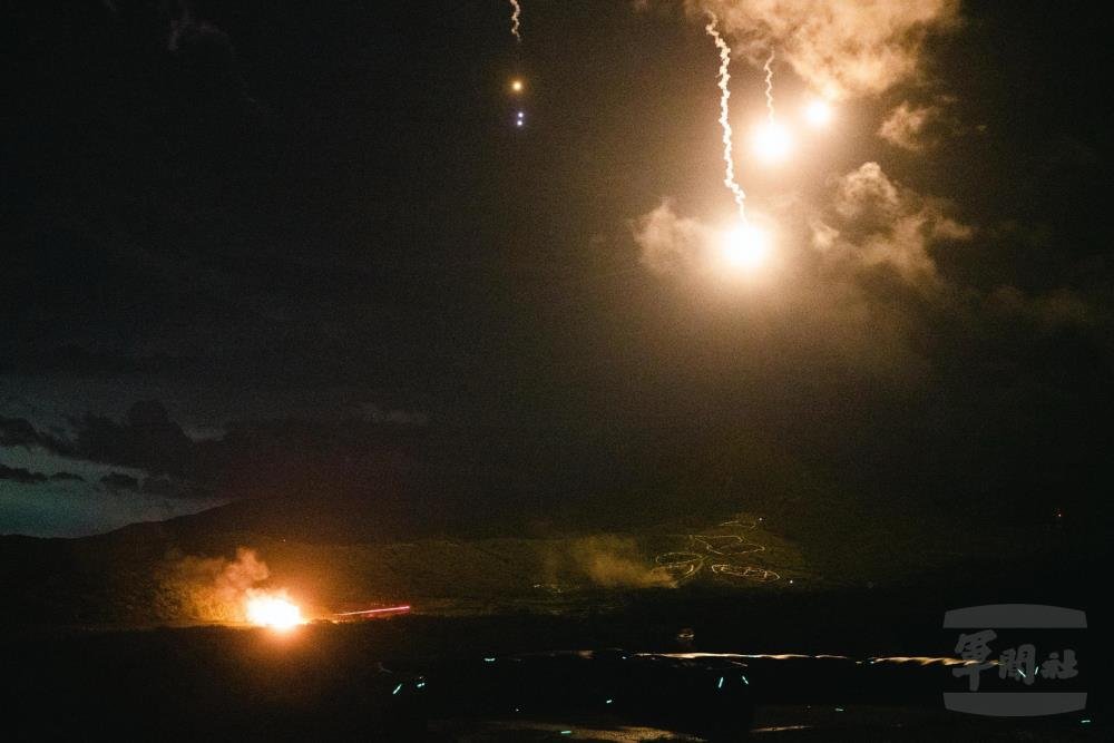TaiwanMonitor's tweet image. Images from the Army’s 586th Armored Brigade show nighttime live-fire drills in Pingtung on July 22, part of "Joint Firepower Evaluation No. 114-1 and 114-2"
The scenario simulated an enemy incursion and featured coordinated defensive fires from M60A3 tanks and CM-32, CM-33,…