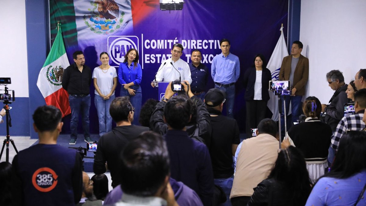 JorgeRoHe's tweet image. Hoy conversamos con medios de comunicación locales y nacionales en Tlaxcala.
En @AccionNacional creemos en la libertad de expresión y en el poder de la verdad. 📢
Nuestro compromiso es claro: fortalecer las instituciones, defender la democracia y trabajar por las familias…