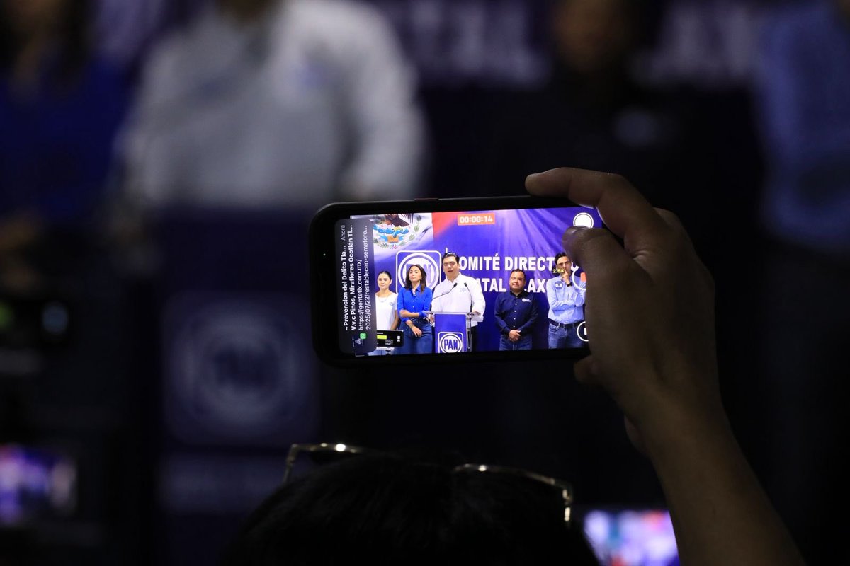 JorgeRoHe's tweet image. Hoy conversamos con medios de comunicación locales y nacionales en Tlaxcala.
En @AccionNacional creemos en la libertad de expresión y en el poder de la verdad. 📢
Nuestro compromiso es claro: fortalecer las instituciones, defender la democracia y trabajar por las familias…