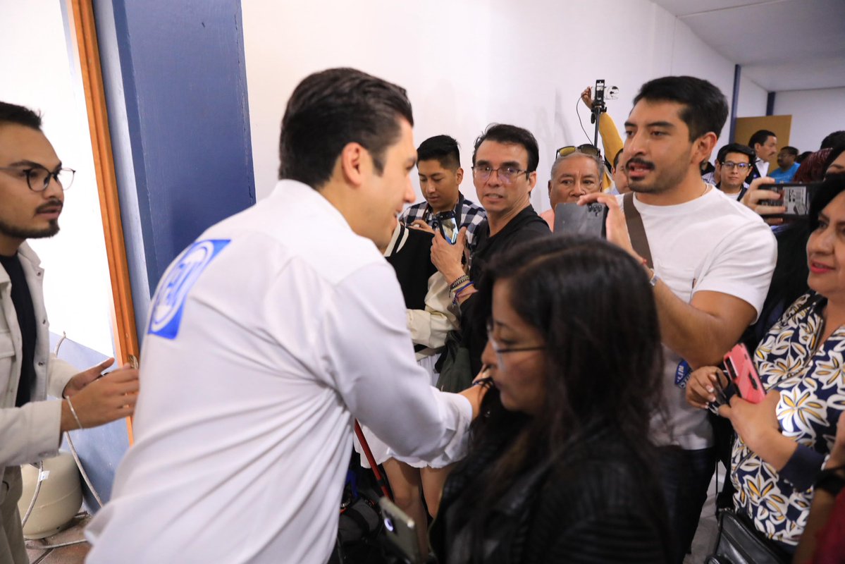 JorgeRoHe's tweet image. Hoy conversamos con medios de comunicación locales y nacionales en Tlaxcala.
En @AccionNacional creemos en la libertad de expresión y en el poder de la verdad. 📢
Nuestro compromiso es claro: fortalecer las instituciones, defender la democracia y trabajar por las familias…