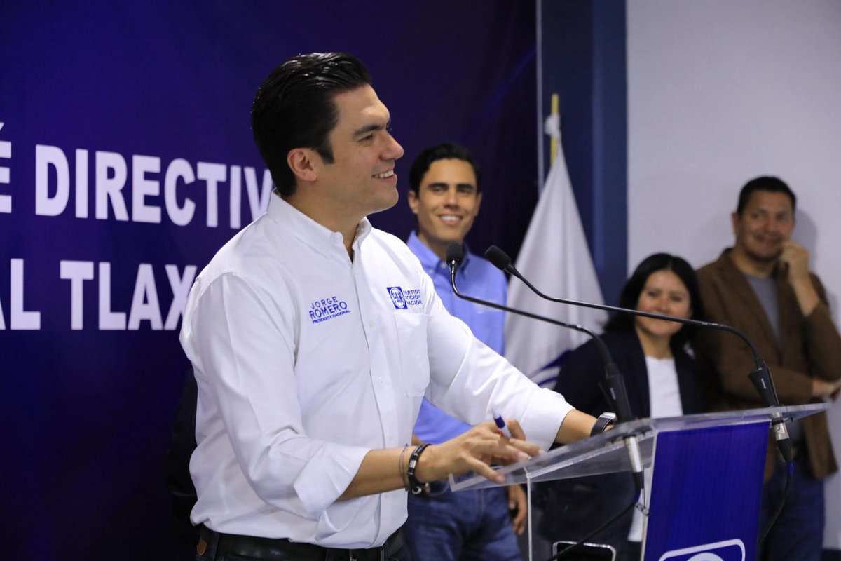 JorgeRoHe's tweet image. Hoy conversamos con medios de comunicación locales y nacionales en Tlaxcala.
En @AccionNacional creemos en la libertad de expresión y en el poder de la verdad. 📢
Nuestro compromiso es claro: fortalecer las instituciones, defender la democracia y trabajar por las familias…