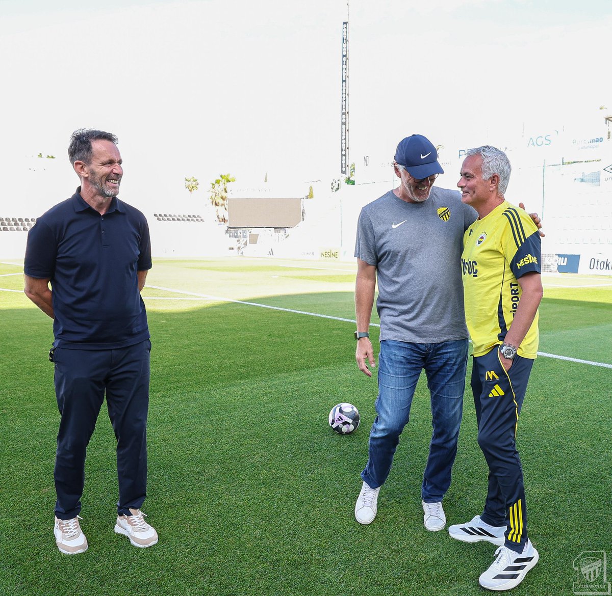 ahmad2man's tweet image. 📸 | مدرب #الاتحاد لوران بلان مع مدرب فنربخشه مورينهو قبل اللقاء الودي بين فريقيهم ..