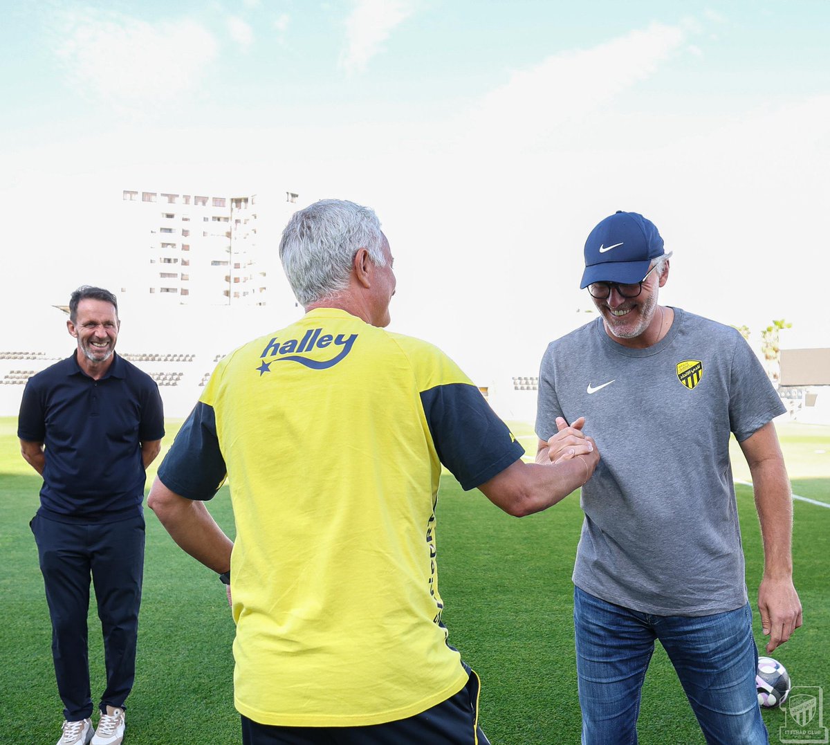 ahmad2man's tweet image. 📸 | مدرب #الاتحاد لوران بلان مع مدرب فنربخشه مورينهو قبل اللقاء الودي بين فريقيهم ..